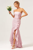 Vestido de dama de honor con volantes asimétricos sin tirantes de color rosa