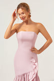 Vestido de dama de honor con volantes asimétricos sin tirantes de color rosa