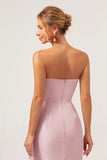 Vestido de dama de honor con volantes asimétricos sin tirantes de color rosa