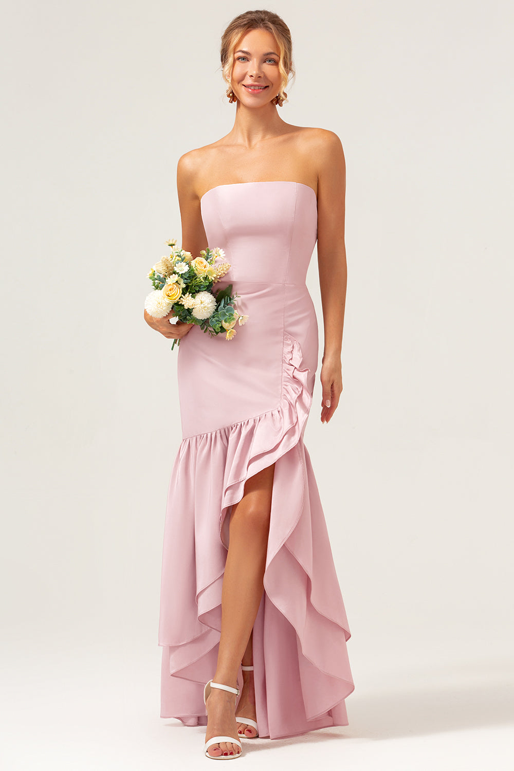 Vestido de dama de honor con volantes asimétricos sin tirantes de color rosa