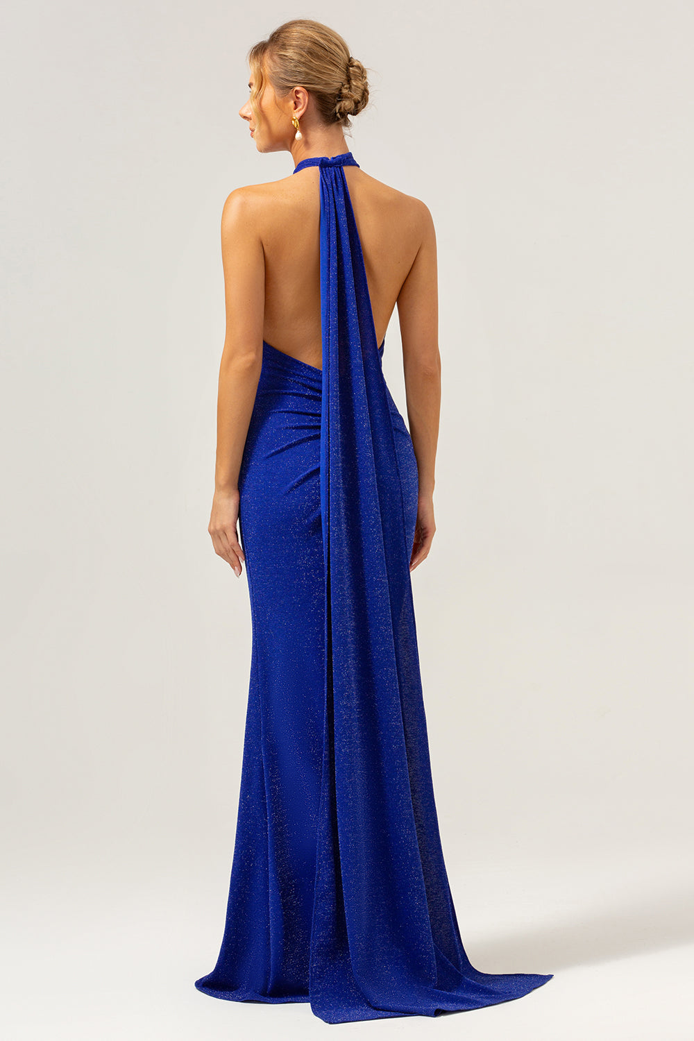 Vestido de dama de honor largo sin espalda halter azul brillante