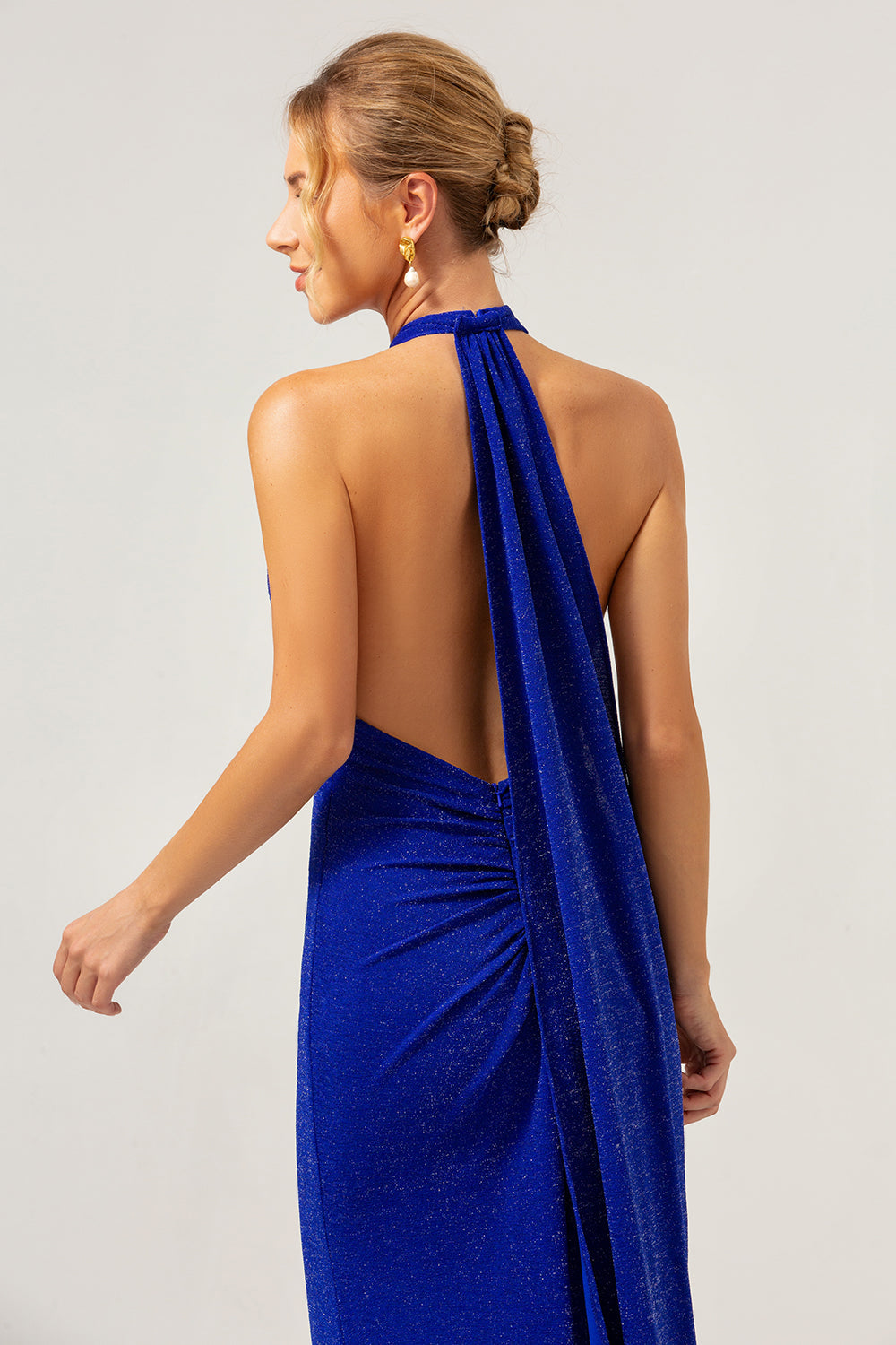 Vestido de dama de honor largo sin espalda halter azul brillante