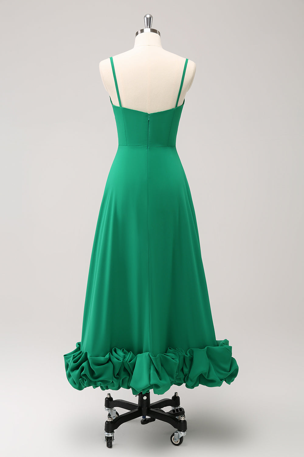 Elegante vestido de dama de honor verde con tirantes finos de una línea