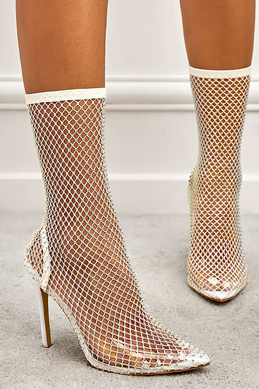 Tacones de aguja de red con punta puntiaguda negra brillante