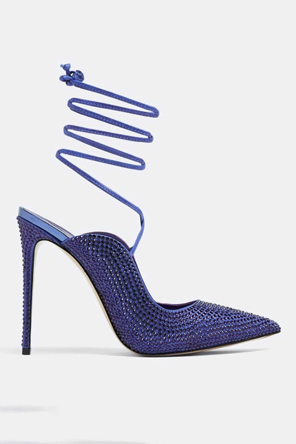 Tacones de aguja con cuentas plateadas brillantes