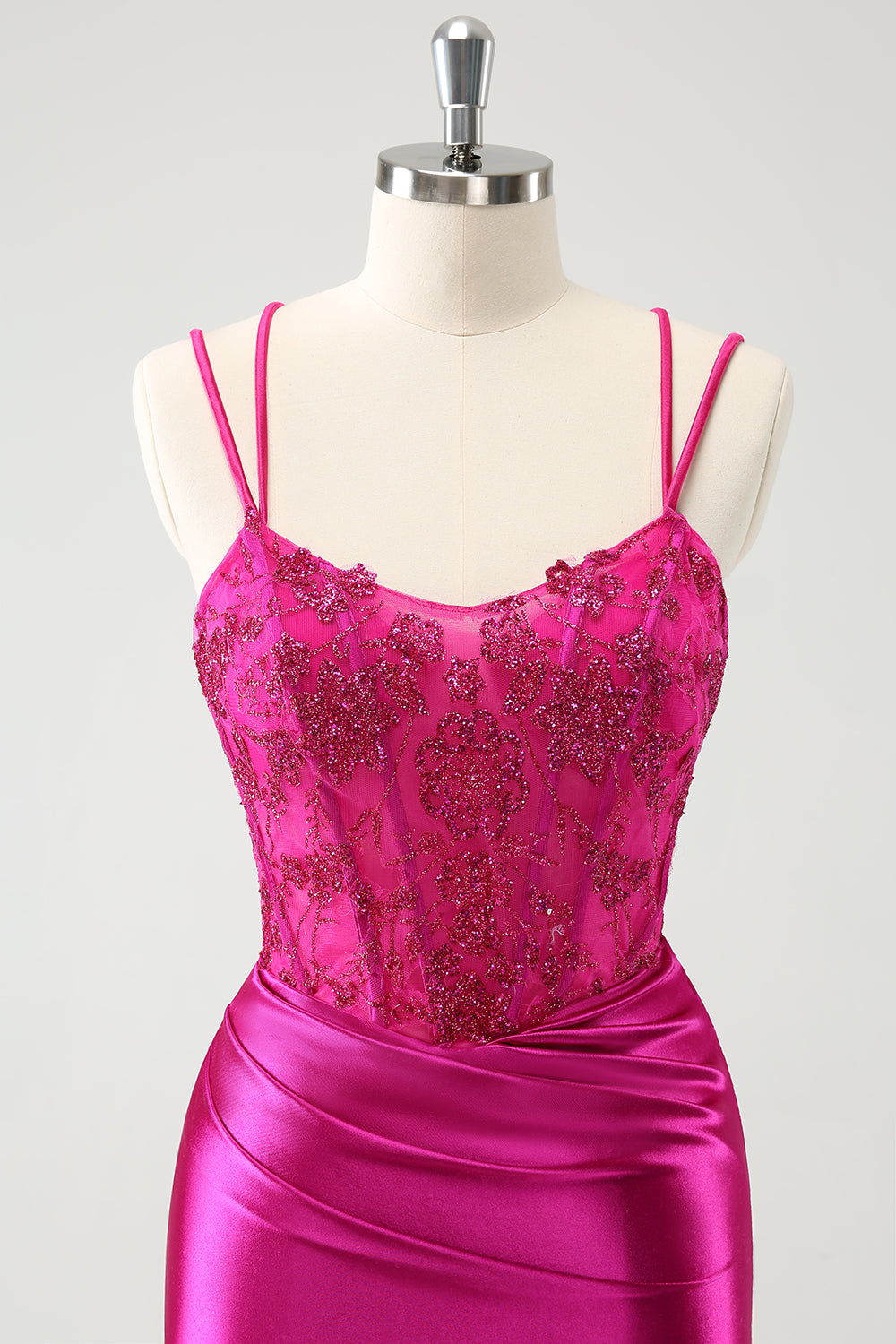 Vestido de fiesta corto con tirantes finos en color fucsia y tirantes de satén con cuentas