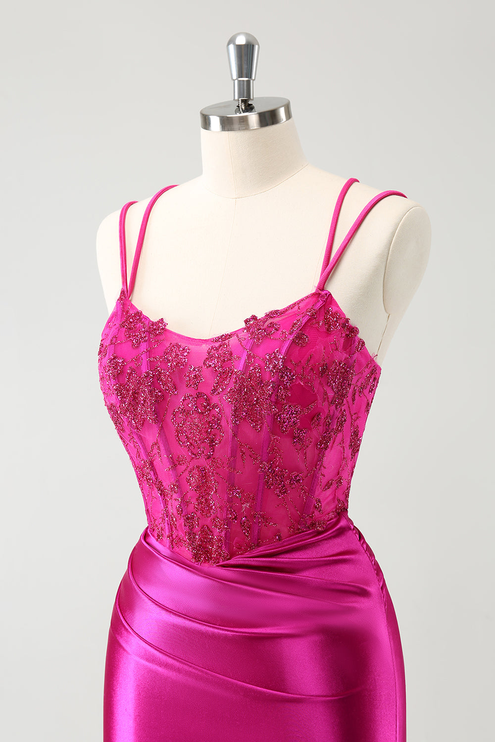 Vestido de fiesta corto con tirantes finos en color fucsia y tirantes de satén con cuentas