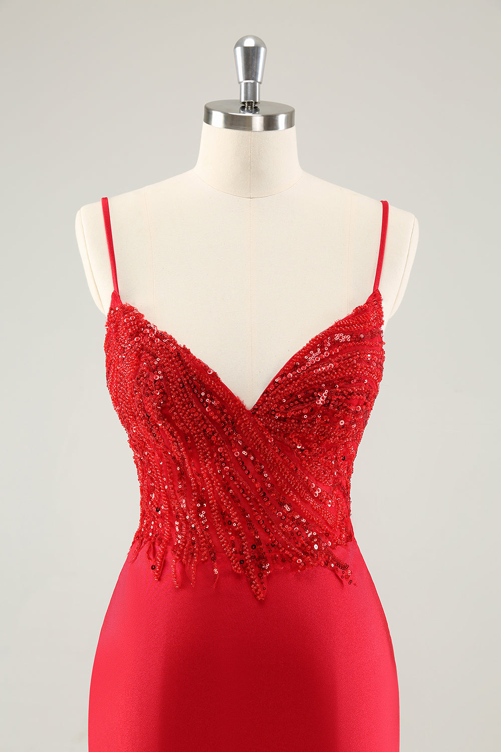 Vestido de cóctel con tirantes finos ajustado y lentejuelas rojas brillantes
