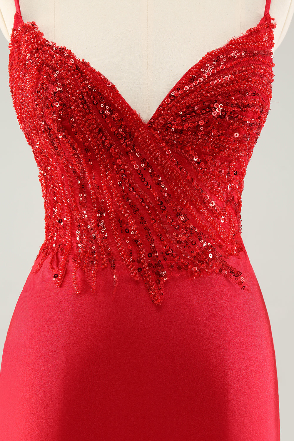 Vestido de cóctel con tirantes finos ajustado y lentejuelas rojas brillantes