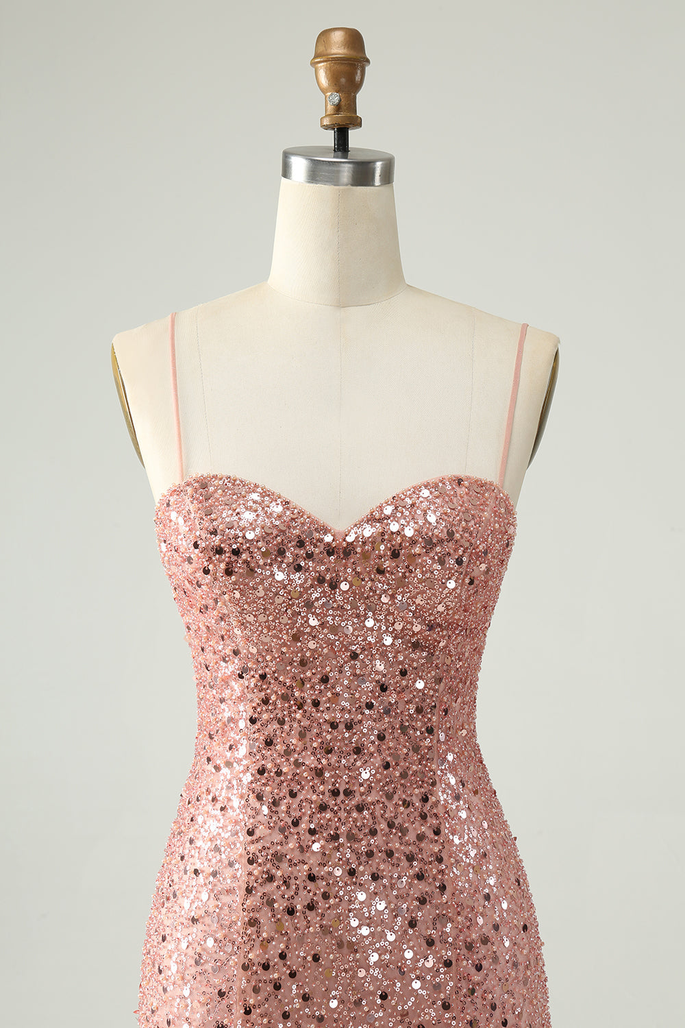 Vestido de cóctel corto con tirantes finos y lentejuelas color rubor brillante