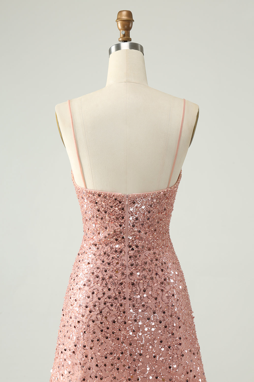 Vestido de cóctel corto con tirantes finos y lentejuelas color rubor brillante