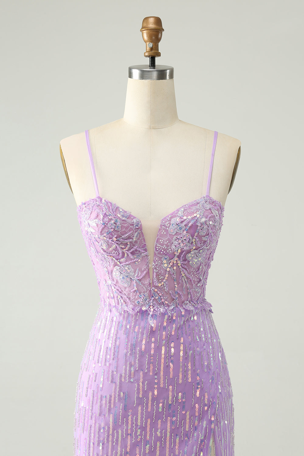 Minivestido de cóctel ajustado con lentejuelas lila brillante y abertura