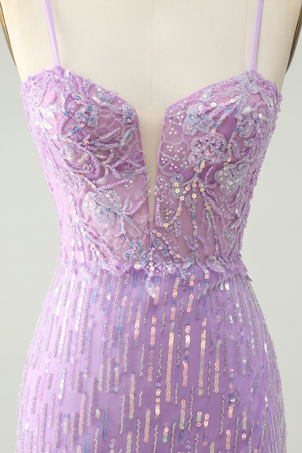 Minivestido de cóctel ajustado con lentejuelas lila brillante y abertura
