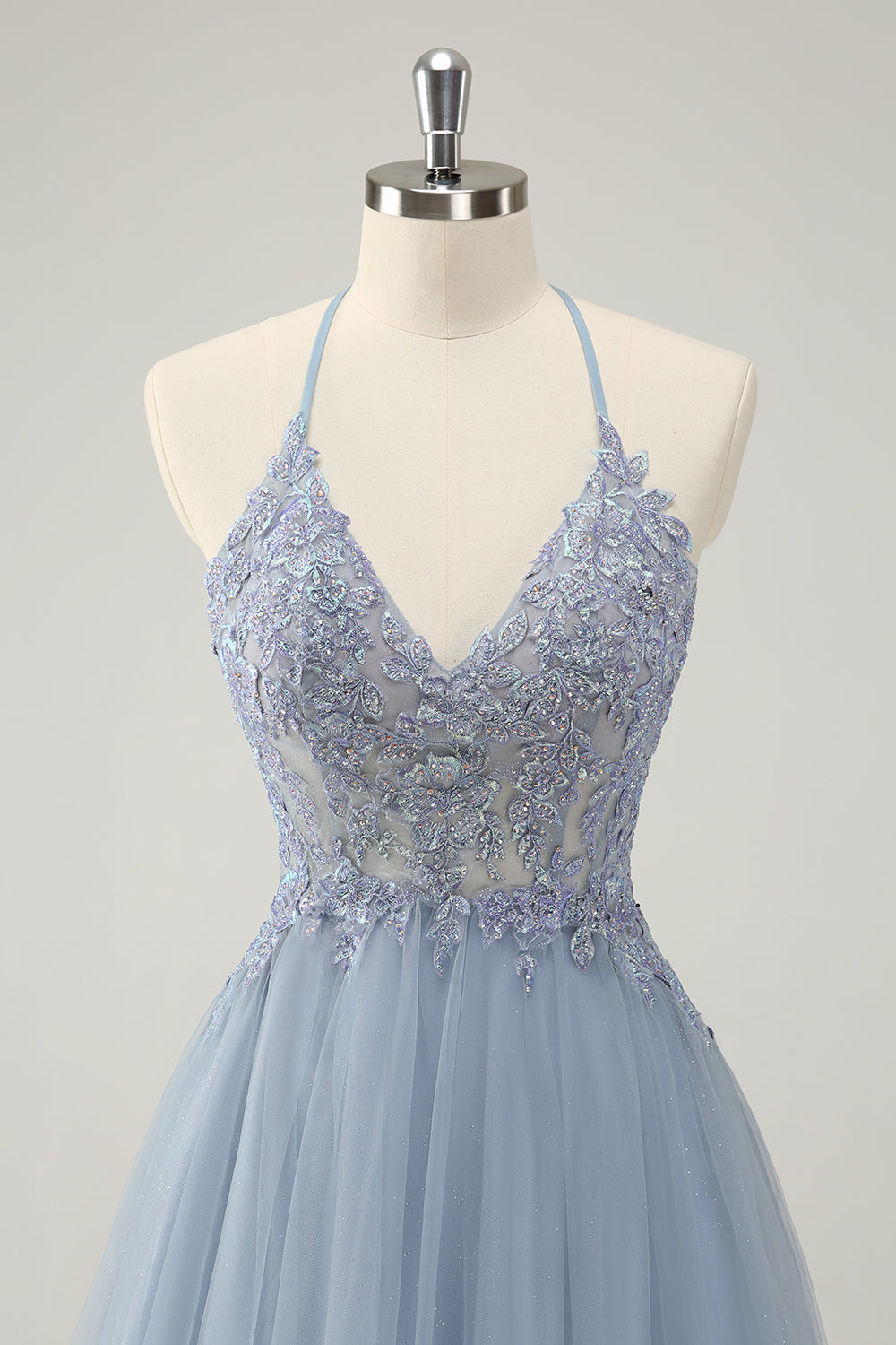 Vestido de cóctel de corte A en azul polvoriento brillante con apliques