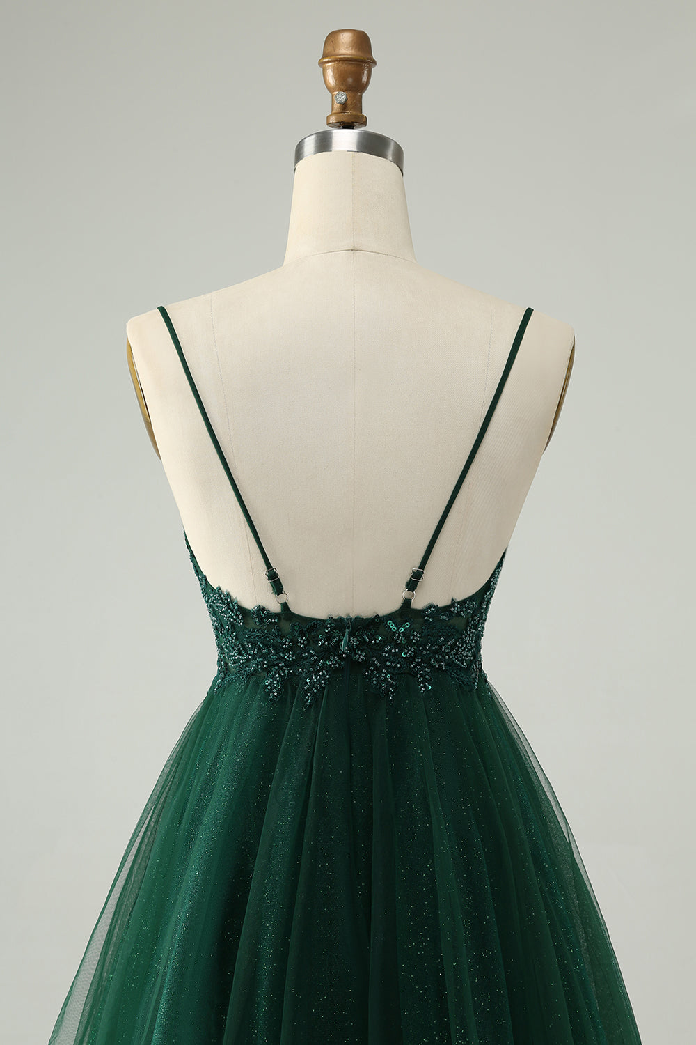 Vestido de cóctel de tul con apliques de cuentas y una línea de purpurina verde oscuro