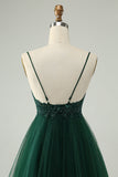 Vestido de cóctel de tul con apliques de cuentas y una línea de purpurina verde oscuro