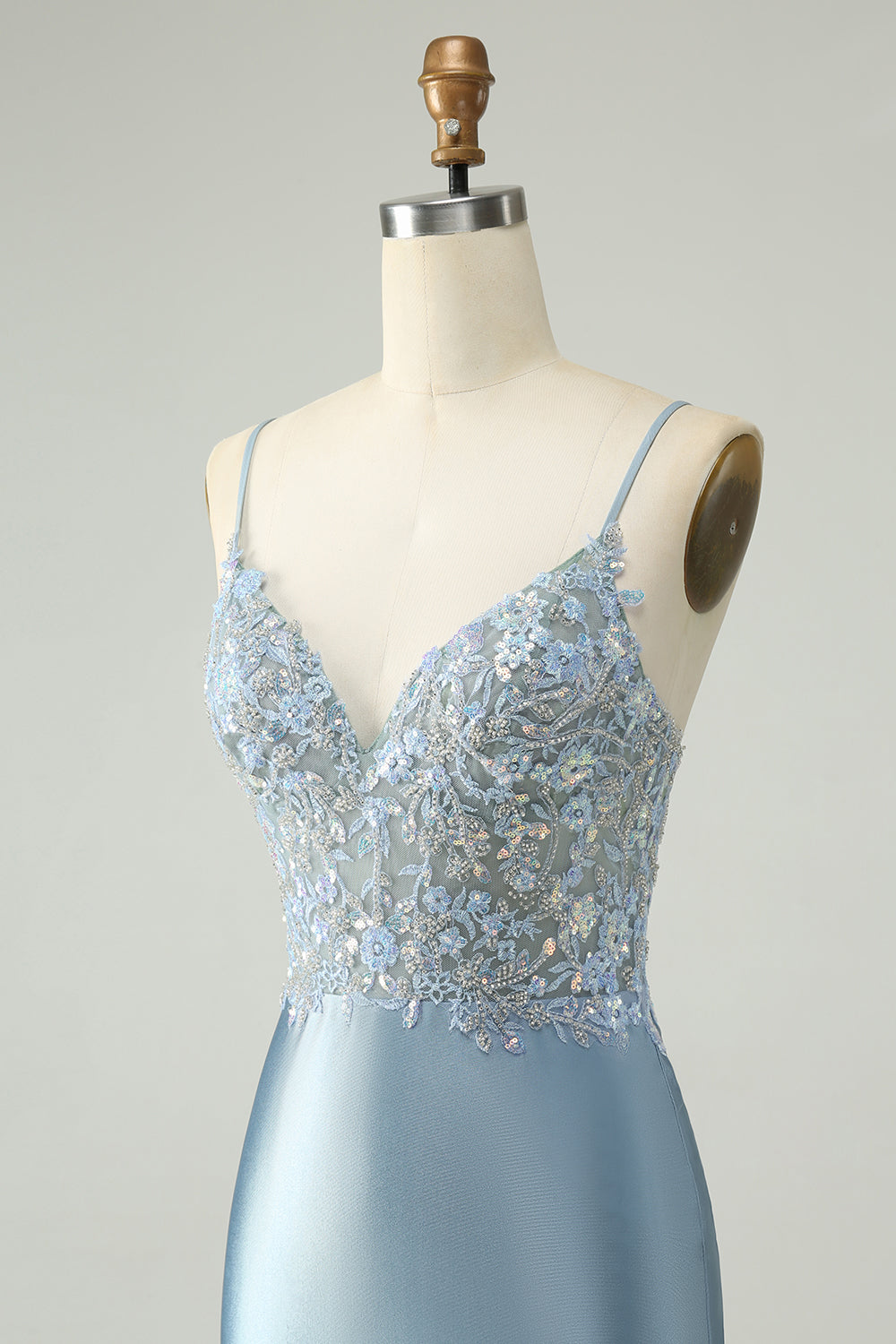 Vestido de satén ajustado de satén azul empolvado con purpurina azul empolvado