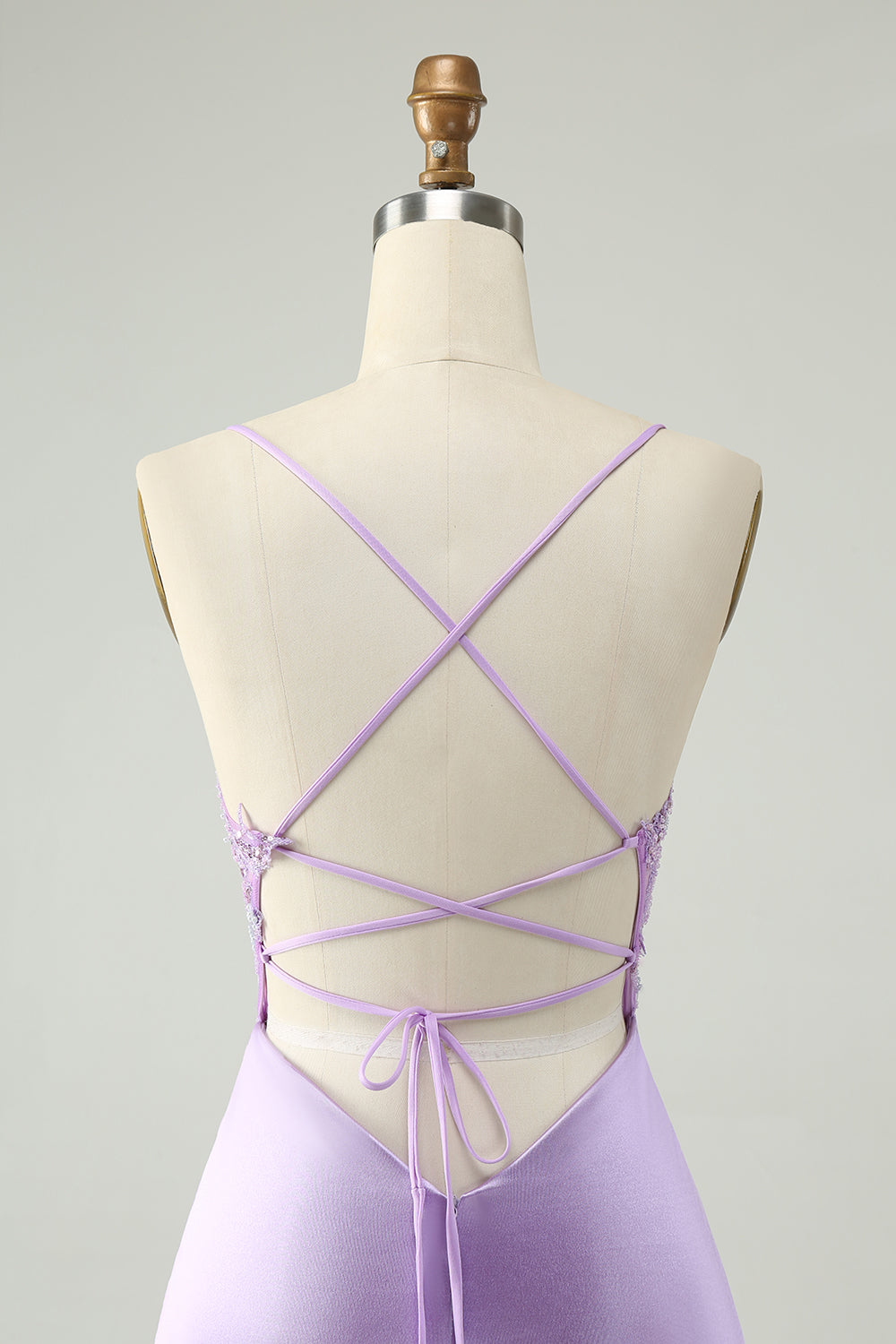 Vestido de cóctel con apliques de lentejuelas ajustados y cuello en V morado con purpurina