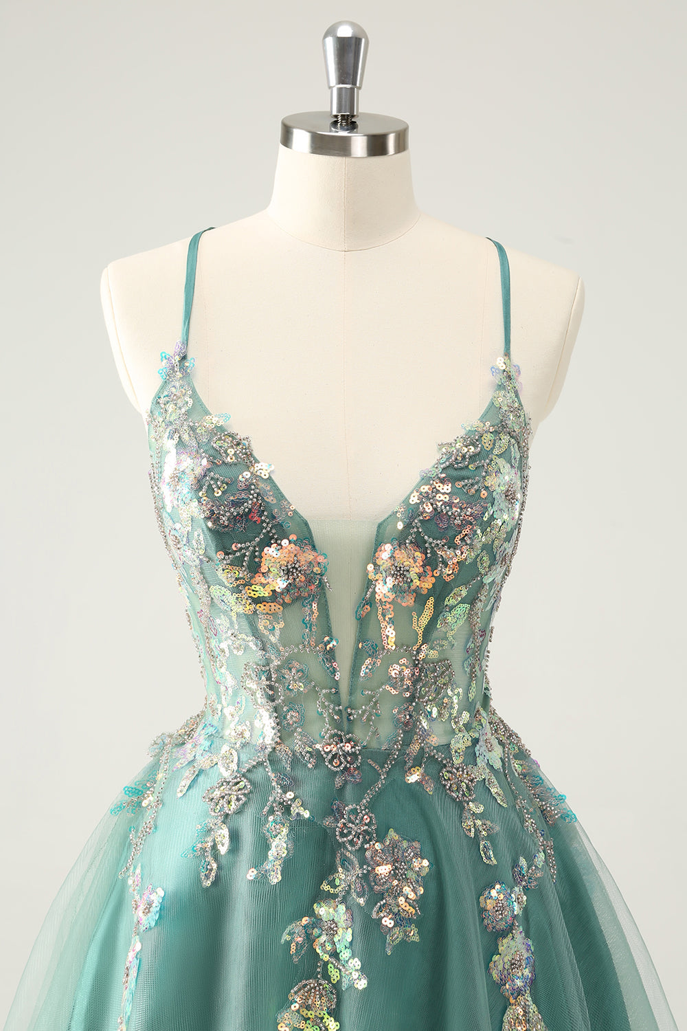 Vestido de fiesta corto con tirantes finos, lentejuelas brillantes y corte A en gris y verde