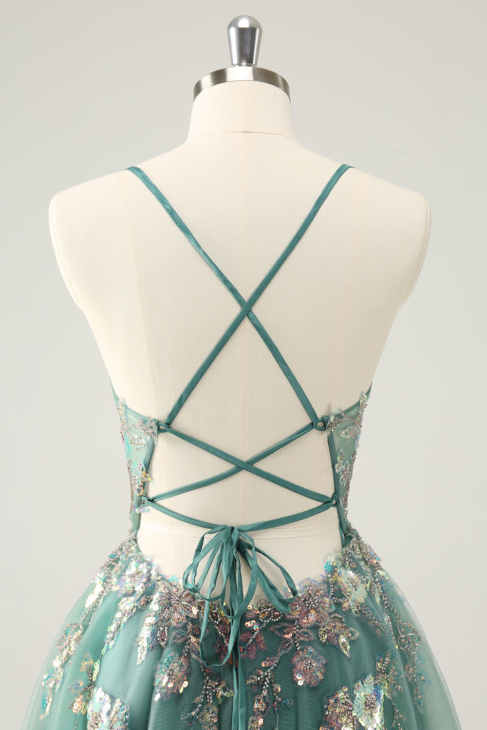 Vestido de fiesta corto con tirantes finos, lentejuelas brillantes y corte A en gris y verde