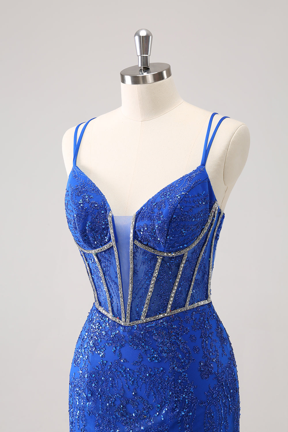 Vestido de fiesta ajustado corto con tirantes finos y lentejuelas brillantes en color azul real