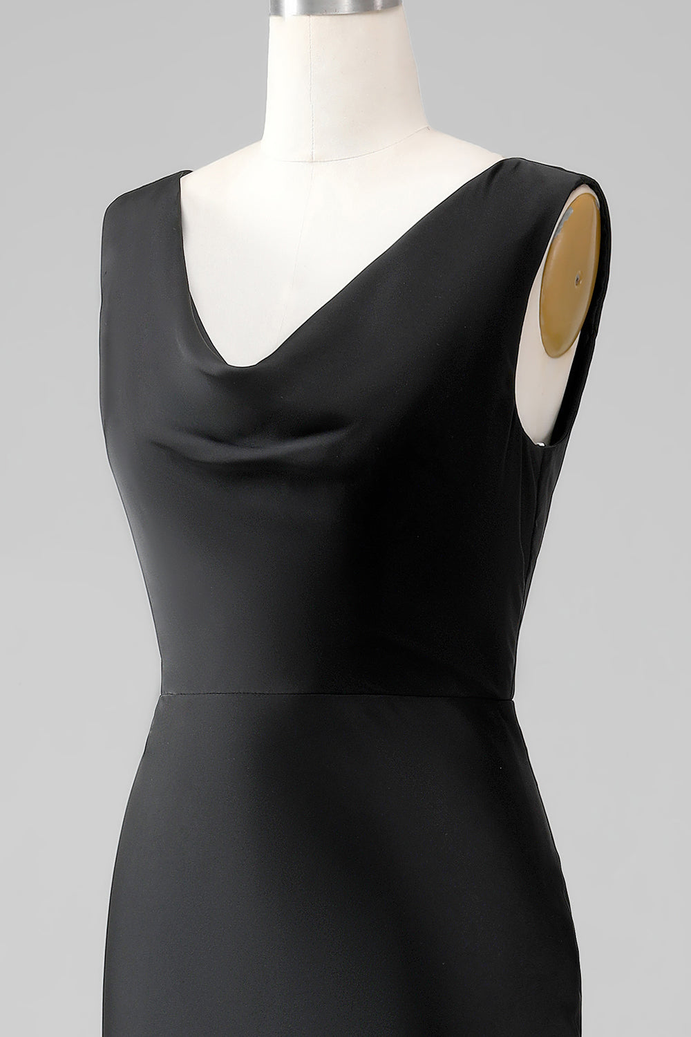 Vestido de dama de honor largo de satén con cuello de campana de sirena negro