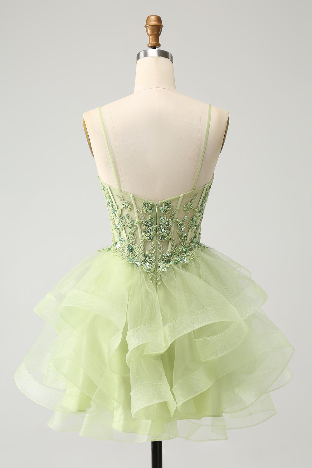 Vestido de fiesta corto con capas de tul verde claro y apliques