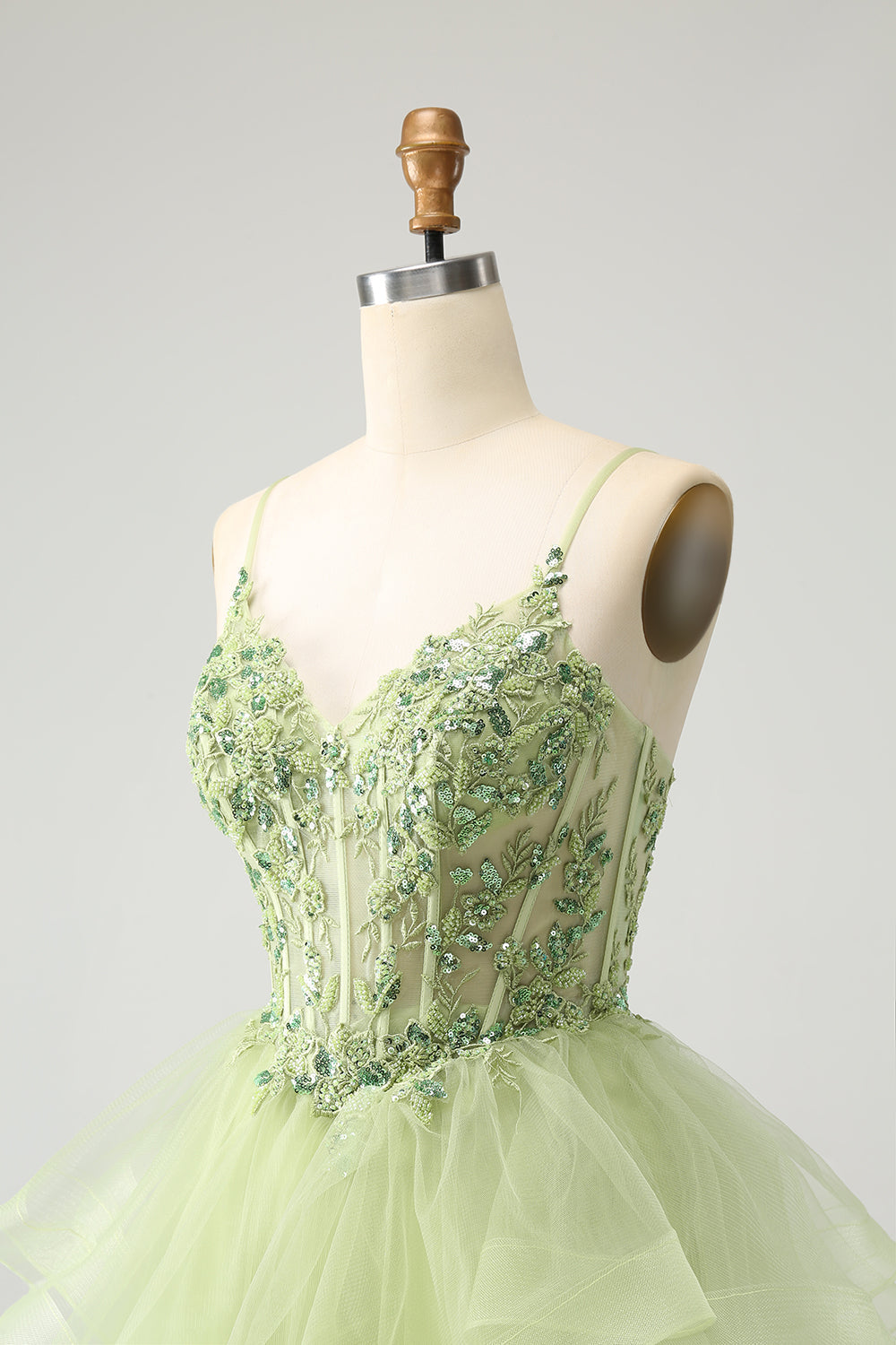 Vestido de fiesta corto con capas de tul verde claro y apliques