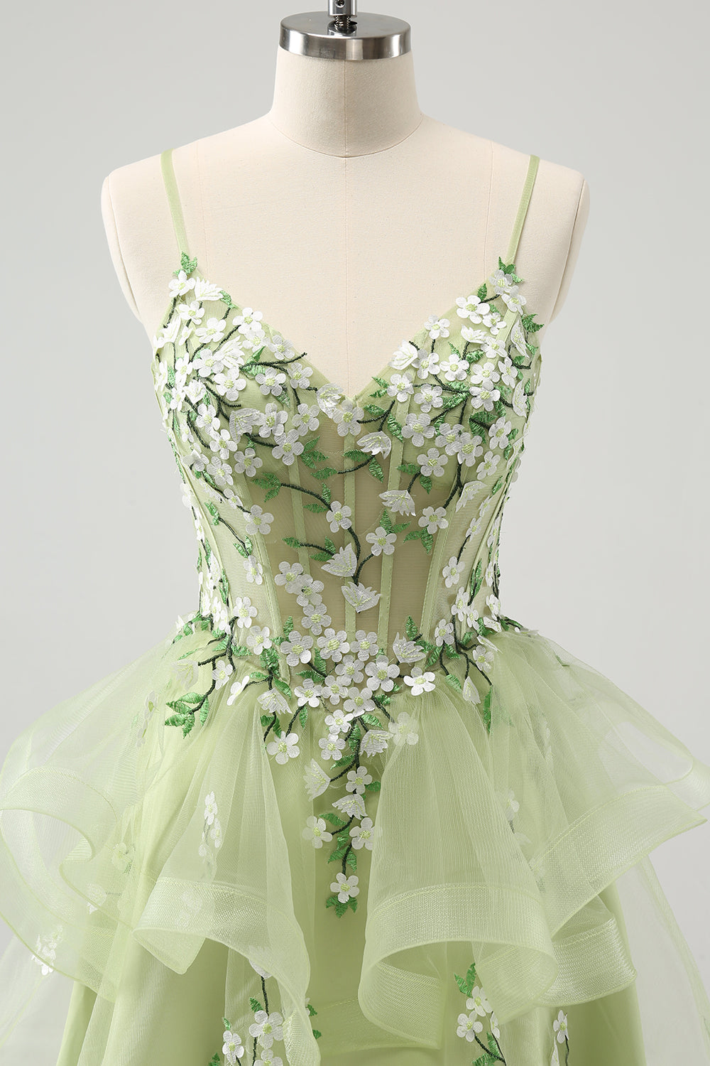 Vestido de fiesta corto con volantes y apliques en forma de A de color verde claro