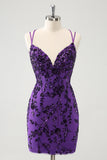 Vestido de fiesta corto con tirantes finos en color morado brillante y apliques
