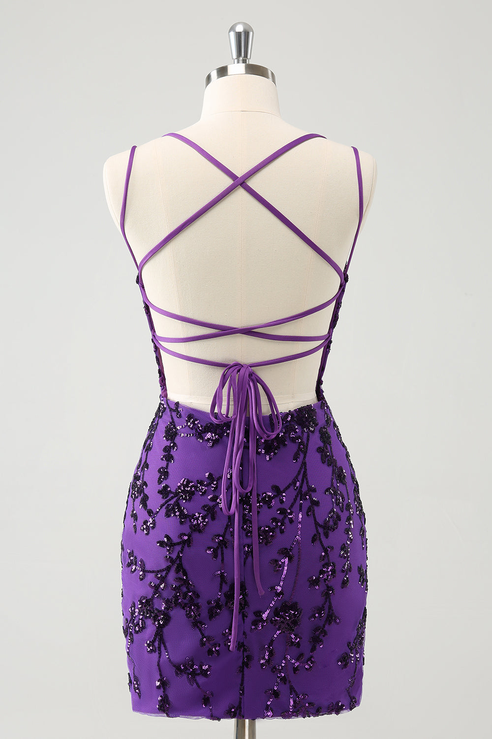Vestido de fiesta corto con tirantes finos en color morado brillante y apliques