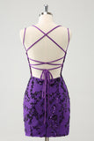 Vestido de fiesta corto con tirantes finos en color morado brillante y apliques