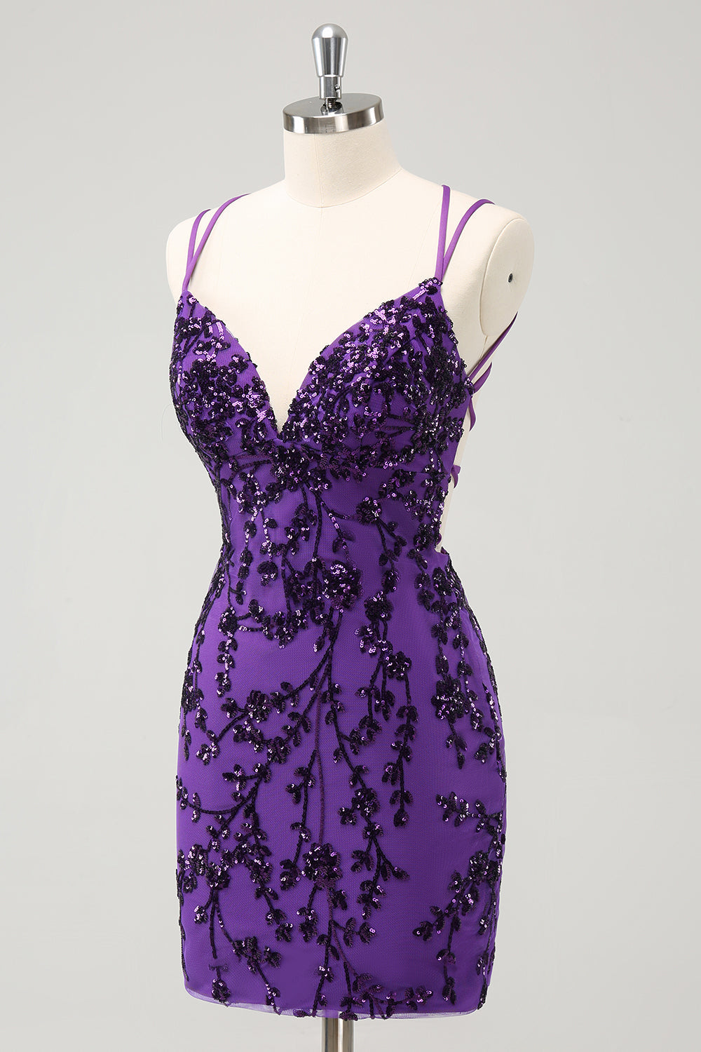 Vestido de fiesta corto con tirantes finos en color morado brillante y apliques
