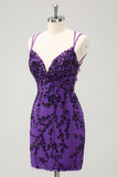 Vestido de fiesta corto con tirantes finos en color morado brillante y apliques