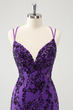 Vestido de fiesta corto con tirantes finos en color morado brillante y apliques