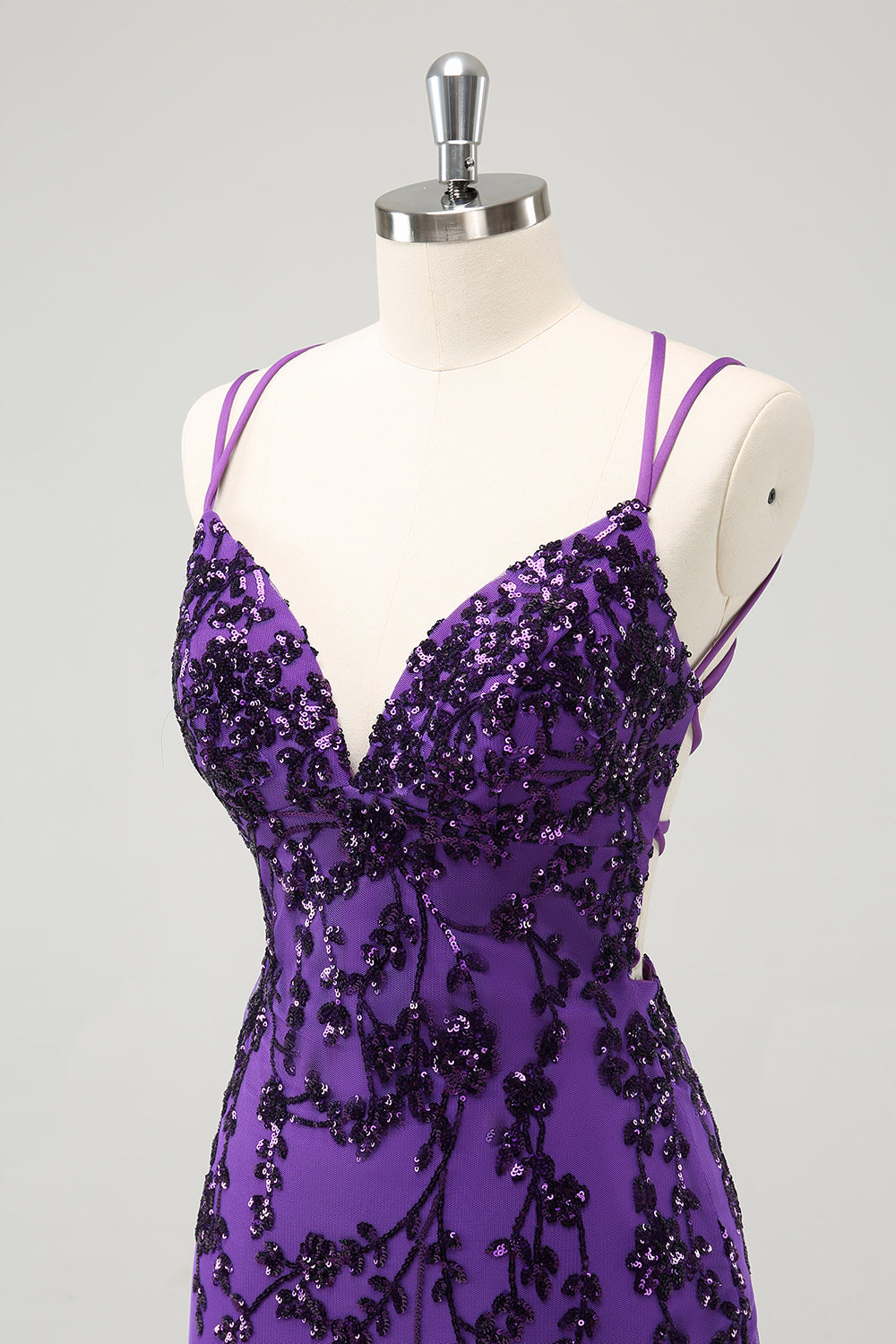 Vestido de fiesta corto con tirantes finos en color morado brillante y apliques