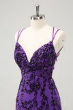 Vestido de fiesta corto con tirantes finos en color morado brillante y apliques