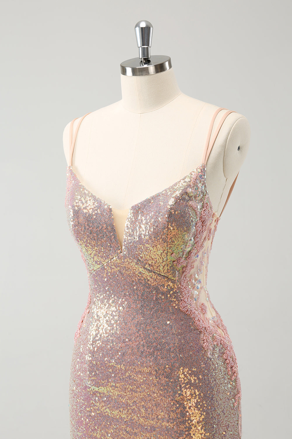 Vestido de fiesta corto ajustado con tirantes finos y encaje en la espalda en color rubor brillante