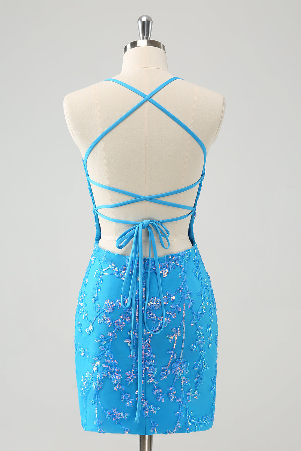 Vestido de fiesta corto azul cielo brillante con cordones en la espalda