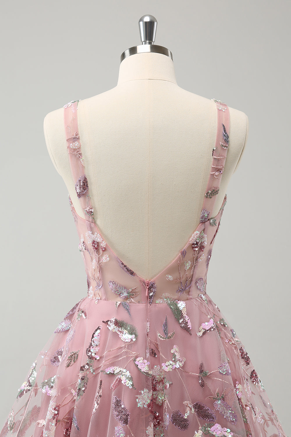 Vestido de fiesta corto con tirantes finos y cuentas en forma de A