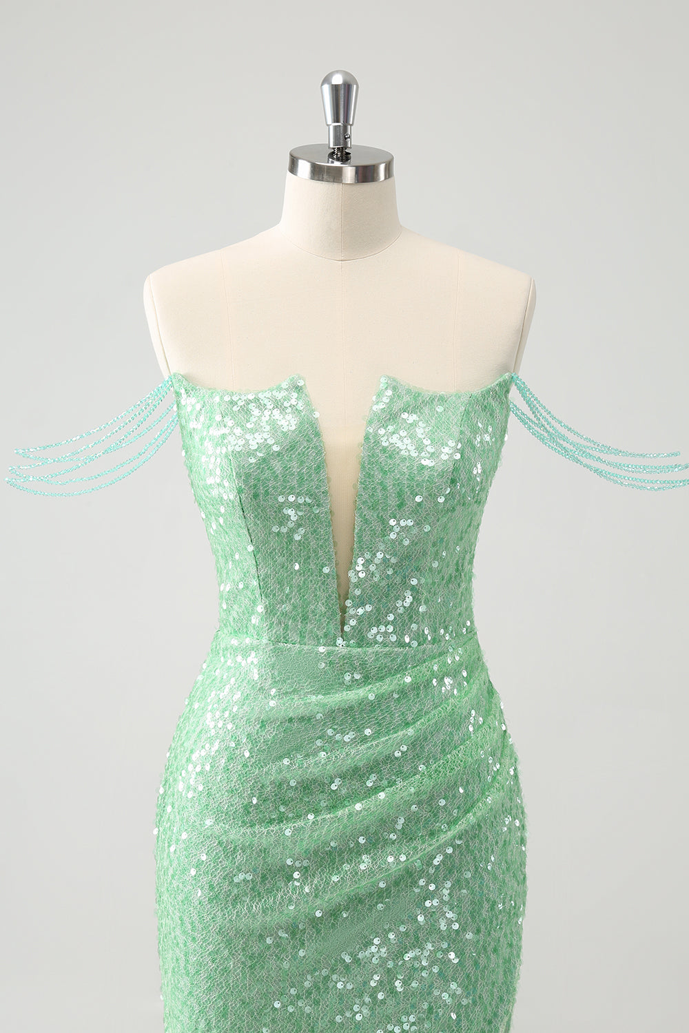 Vestido verde brillante con hombros descubiertos y lentejuelas