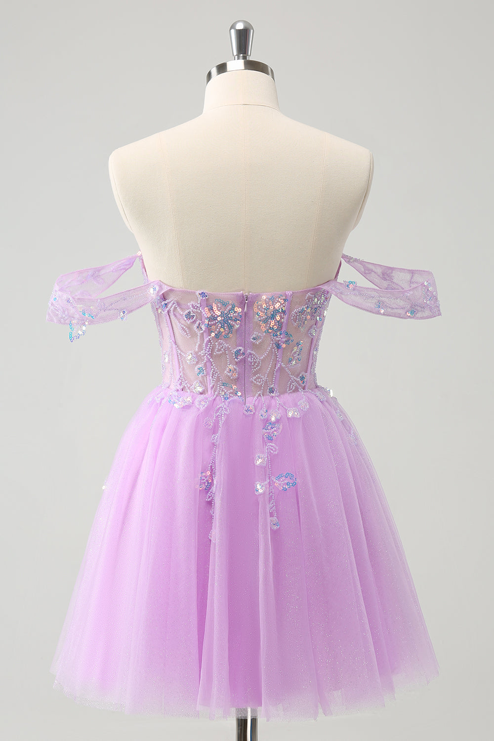 Un vestido de fiesta corto con lentejuelas y hombros descubiertos en color lila