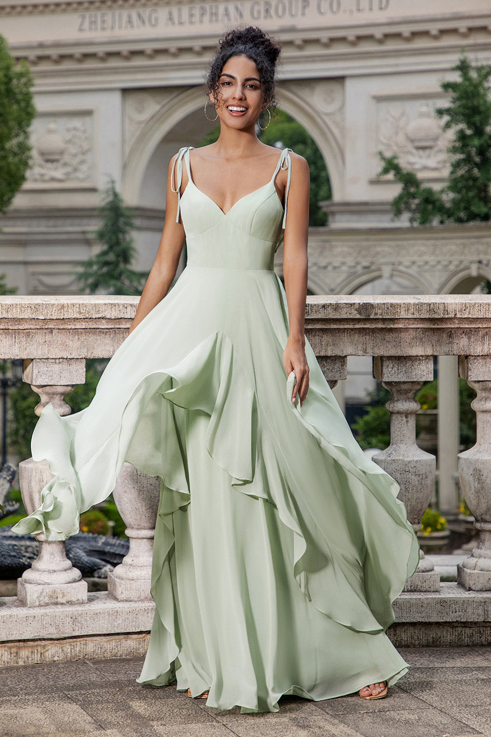 Vestido largo de dama de honor con tirantes de espagueti de línea Matcha A con volantes