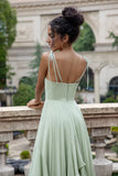 Vestido largo de dama de honor con tirantes de espagueti de línea Matcha A con volantes