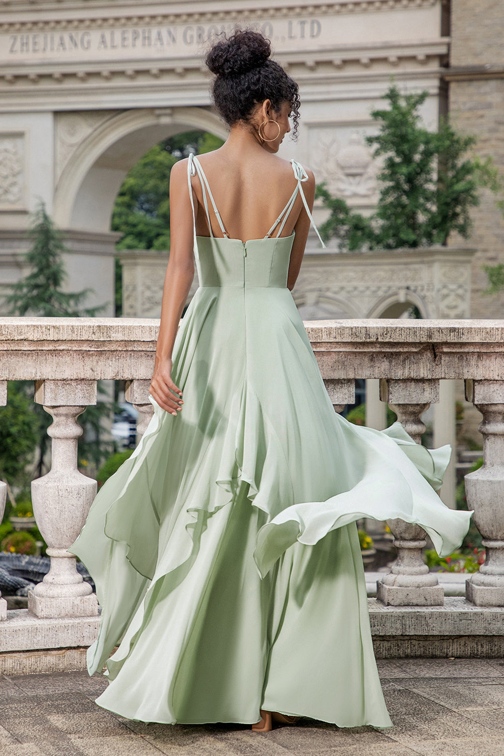 Vestido largo de dama de honor con tirantes de espagueti de línea Matcha A con volantes
