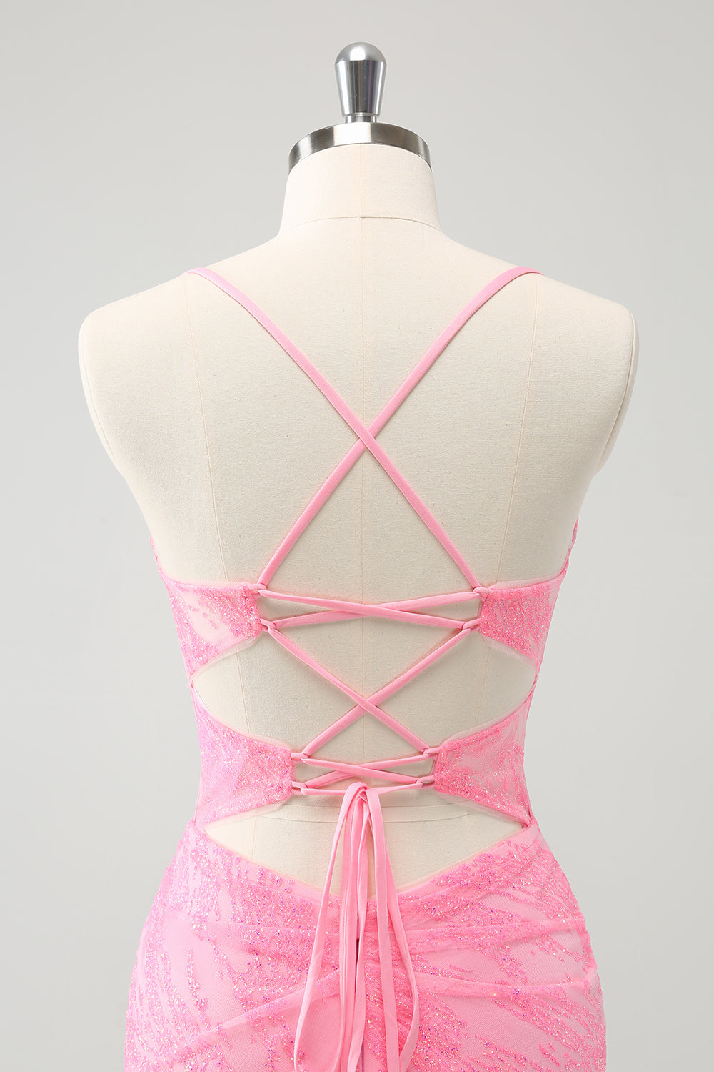 Vestido de fiesta corto ajustado con corsé y cordones en la espalda y tirantes finos de color rosa