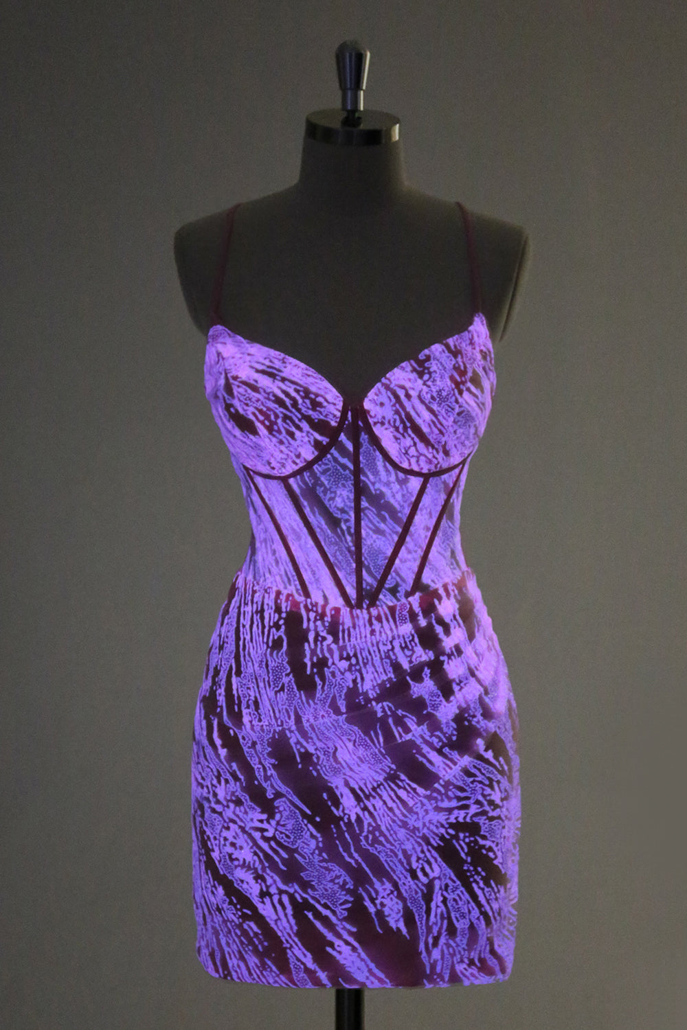 Vestido de fiesta corto ajustado con corsé y cordones en la espalda y tirantes finos de color rosa