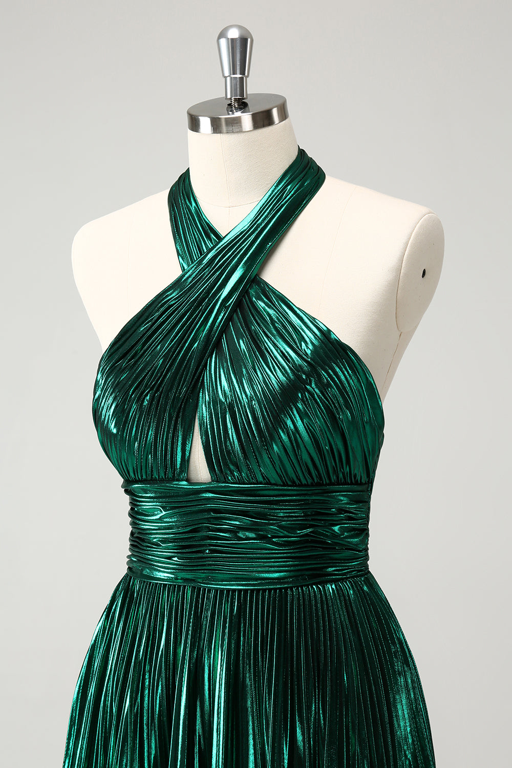 Vestido de fiesta corto plisado con escote halter metalizado y purpurina verde oscuro