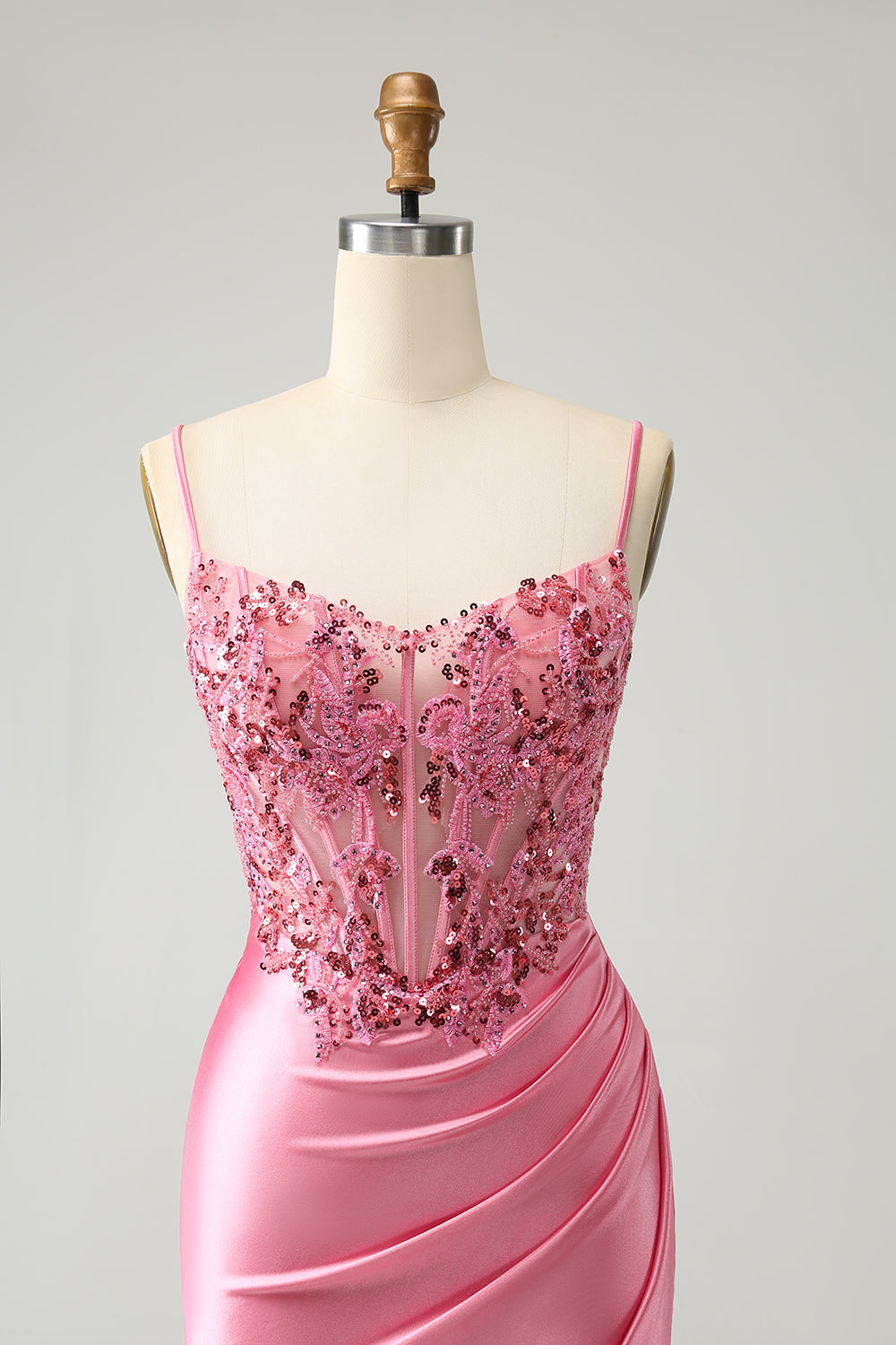 Vestido de fiesta corto ajustado con tirantes finos y corsé en color rosa intenso con apliques