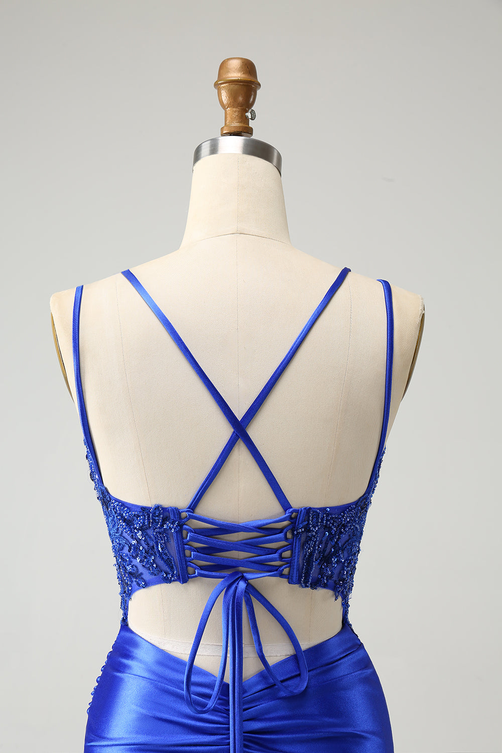 Vestido de fiesta corto ajustado con tirantes finos y corsé azul real